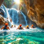 Groupe de personnes en canyoning dévalant des toboggans naturels en roche et plongeant dans des bassins turquoise. Eau éclaboussante, rochers lisses, végétation verte dense, lumière dorée volumétrique traversant la gorge.